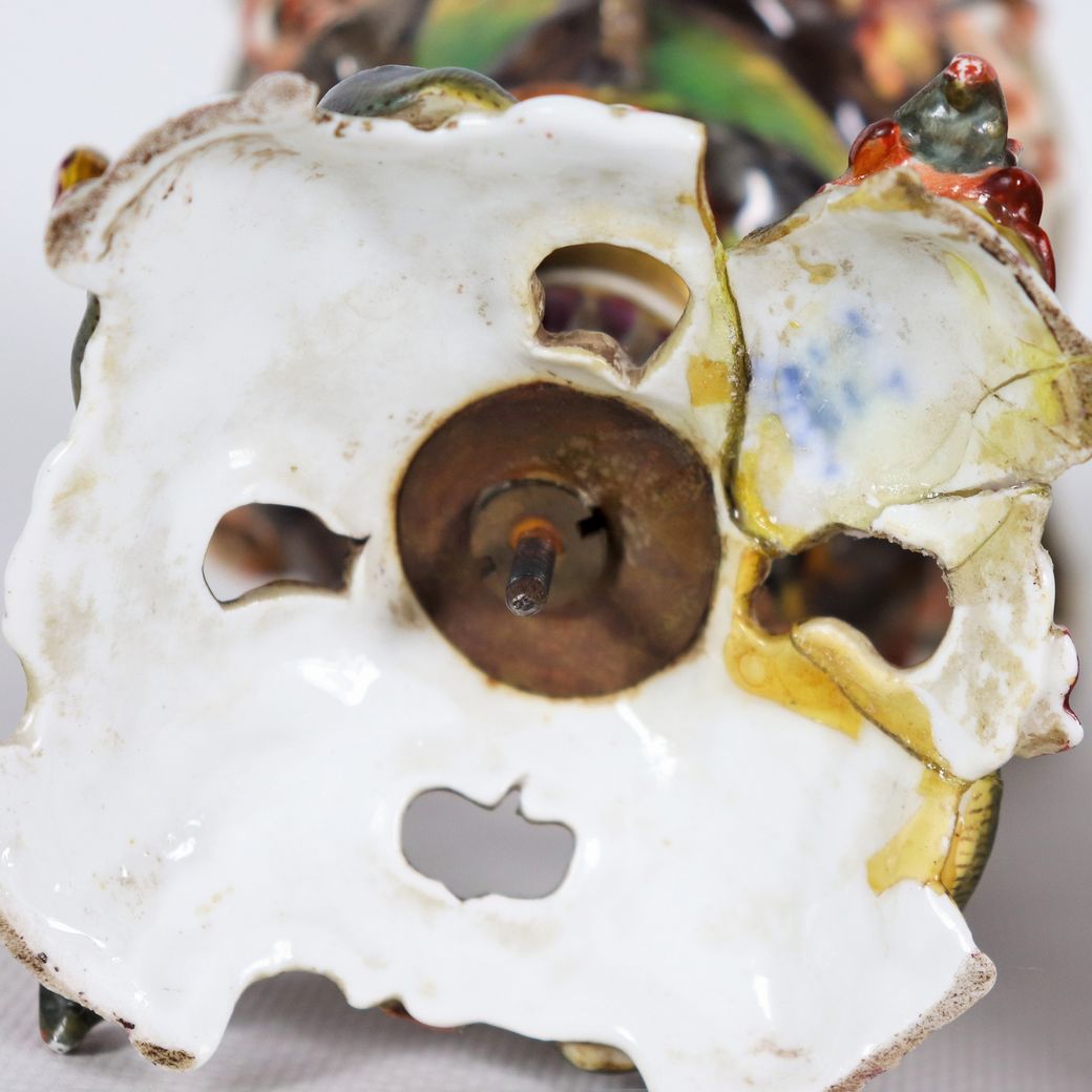 Coppia di coppe in porcellana policroma Capodimonte, con figure mitologiche a rilievo. Difetti e ...