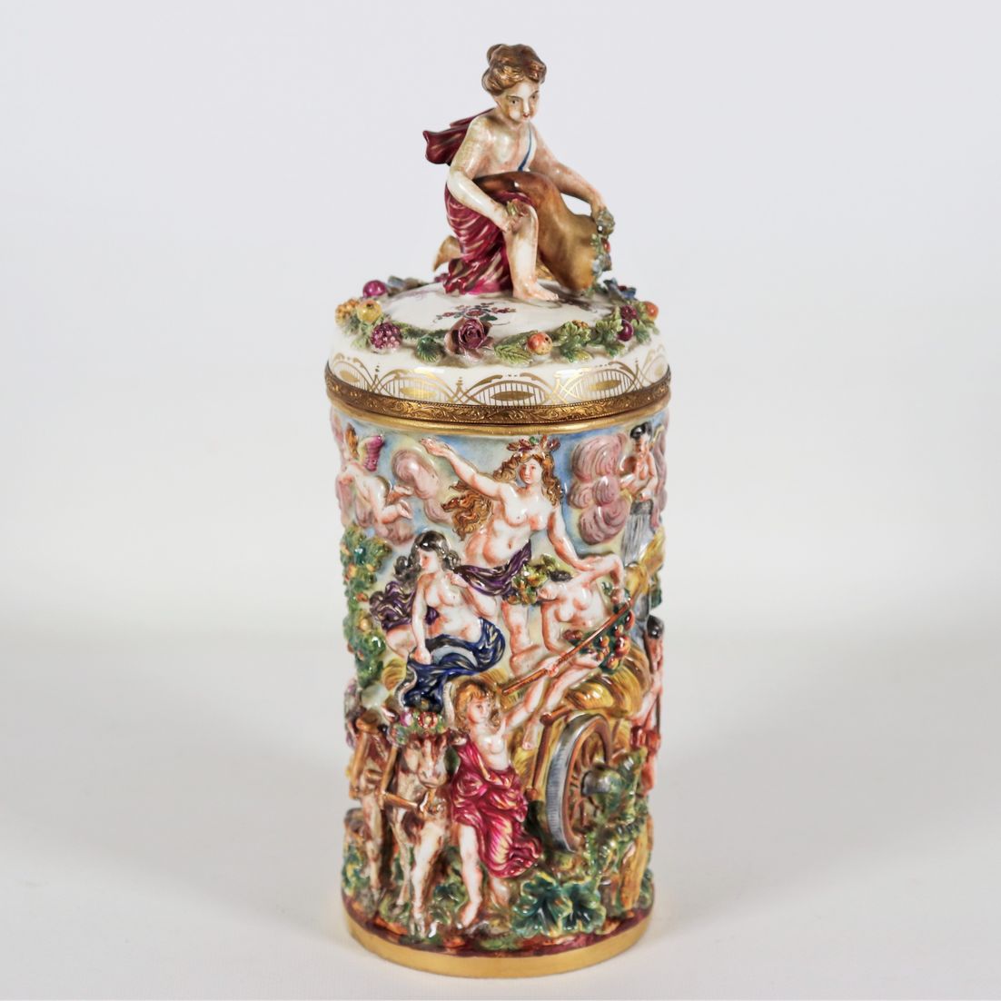 Grande boccale in porcellana istoriata Capodimonte, interamente decorato a policromie con scene m...