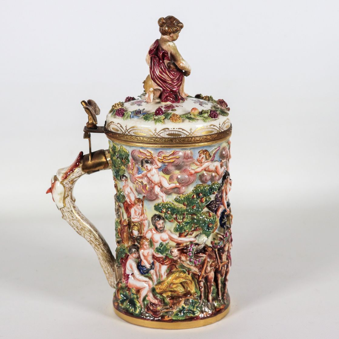 Grande boccale in porcellana istoriata Capodimonte, interamente decorato a policromie con scene m...