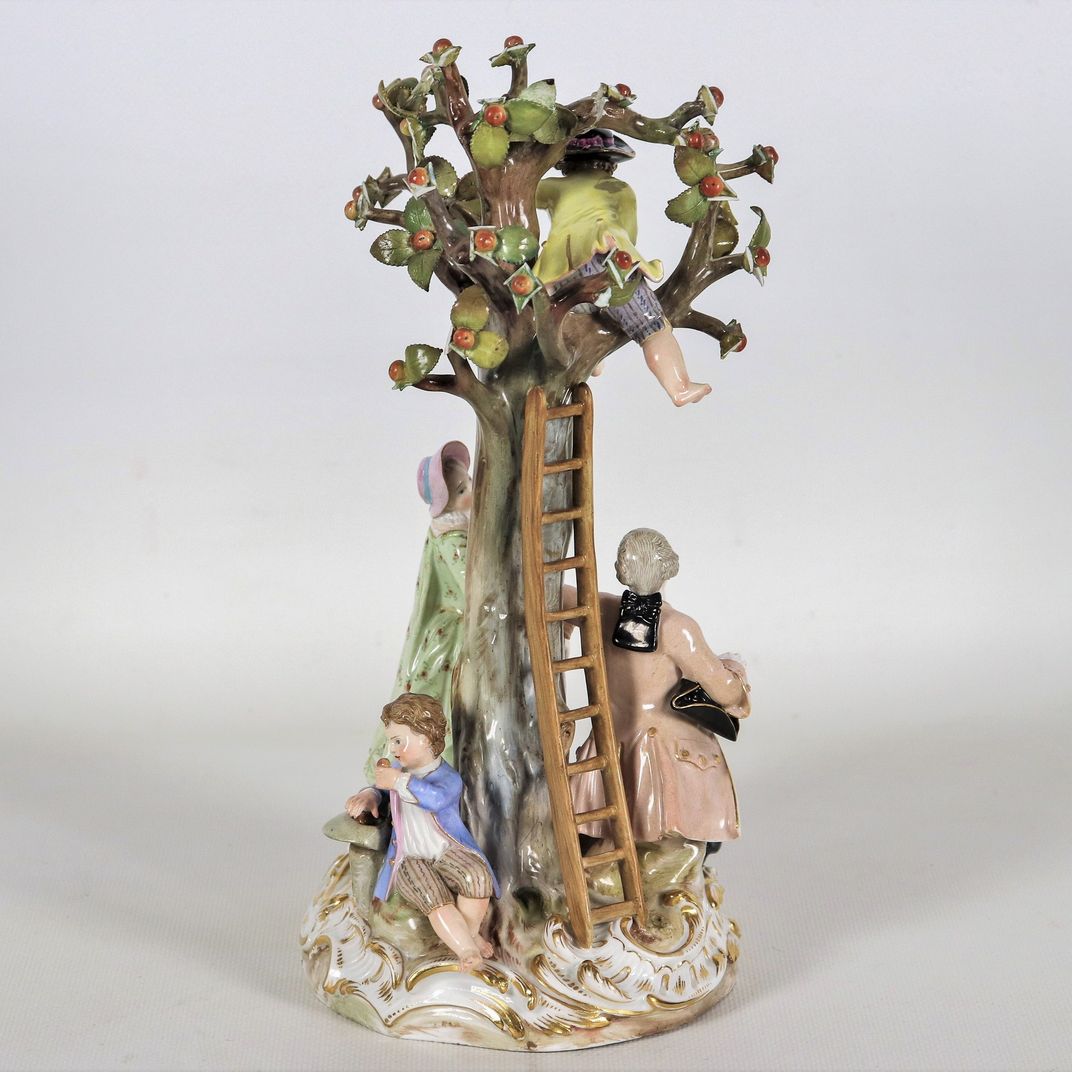 "La raccolta delle mele", gruppo in porcellana policroma di Meissen