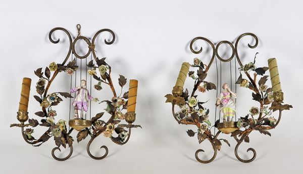 Pair of antique lyre-shaped appliques in gilded metal, with "Lady" and "Knight" polychrome porcelain statuettes and floral intertwining in the center, 2 lights each