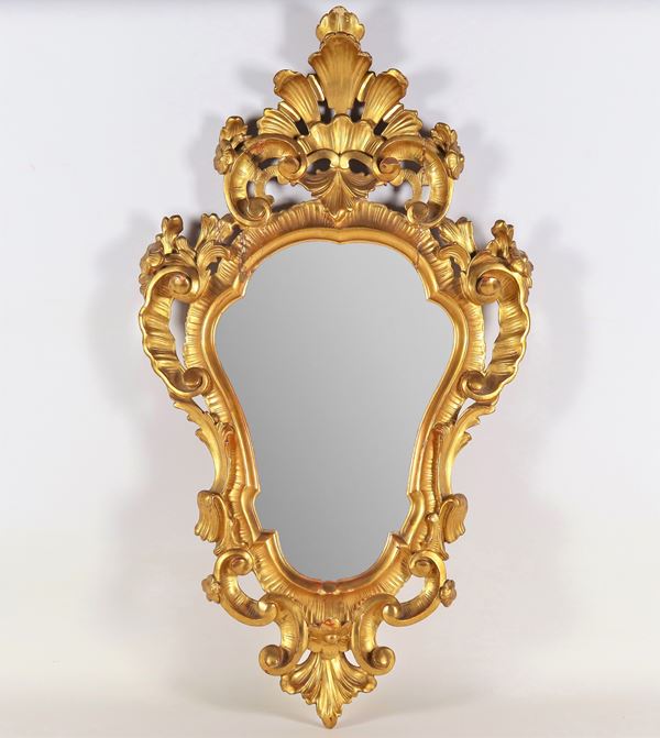 Antica piccola specchiera di linea Luigi XV, in legno dorato e intagliato a volute di foglie d'acanto e conchiglia sulla cimasa, specchio al mercurio