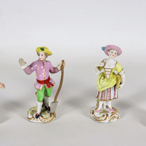 Lotto di quattro antiche statuine "Fanciulli", in porcellana policroma di Meissen e Sassonia