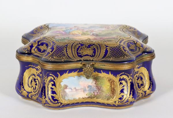 Large box in cobalt blue Sèvres porcelain, with relief highlights in pure gold and painted scenes of landscapes, painted scene "Lady with child and dog" on the lid