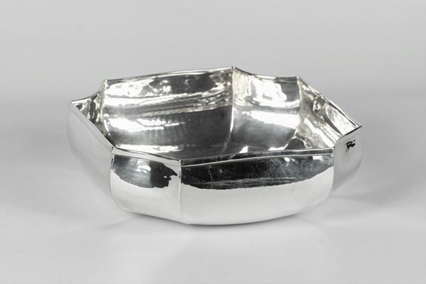 Fruit bowl in hammered silver