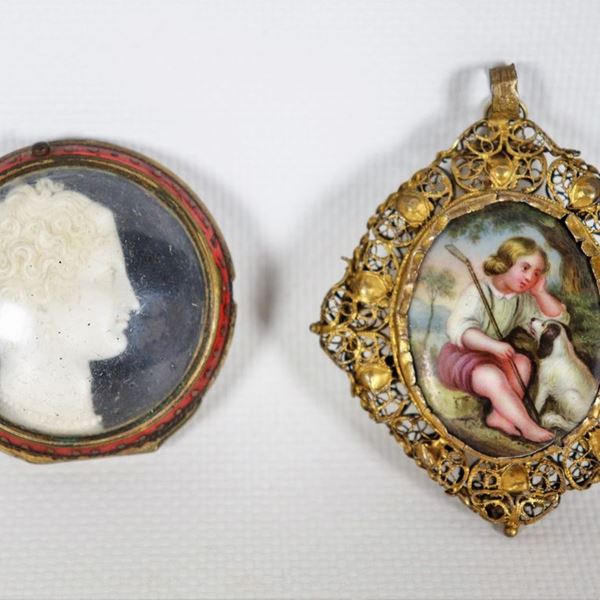 Ancient lot of a medallion in gilded and perforated metal with a painted miniature "Child with dog" inside and a cameo with a profile of a woman in a round case