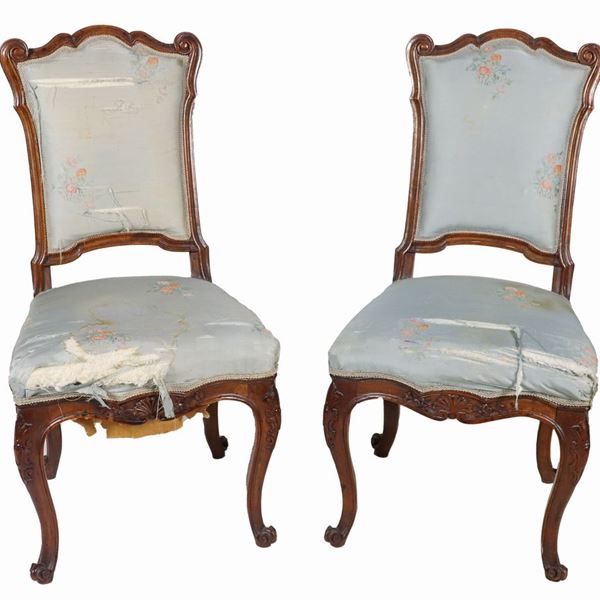 Coppia di antiche sedie piemontesi in noce di linea Luigi XV, con schienali sagomati e quattro gambe ricurve, copertura in tessuto danneggiato