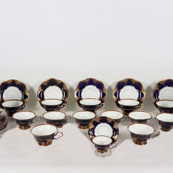 Lot in cobalt blue German porcelain and pure gold of 16 tea cups with saucers, 3 coffee cups with saucers and 27 dessert plates (46 pcs)