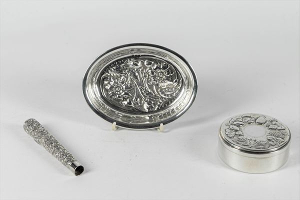 Lot in chiseled and embossed silver