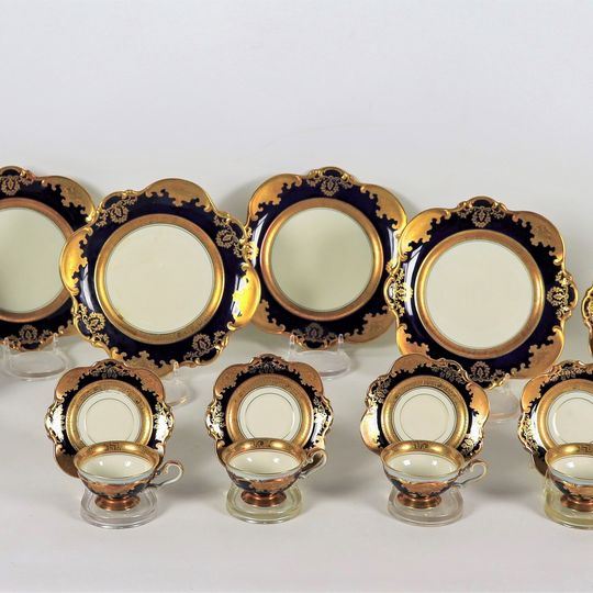 Lotto in porcellana tedesca blu cobalto e oro zecchino di 4 tazze da tè con piattini, 4 tazzine da caffè con piattini e 4 piattini da dolce (12 pz)