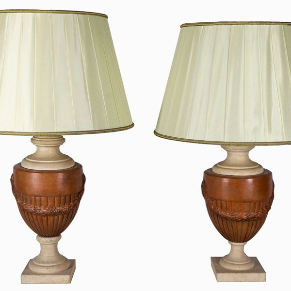 Coppia di anfore in ceramica decorate a finto marmo avorio e marrone, leggermente differenti nelle misure