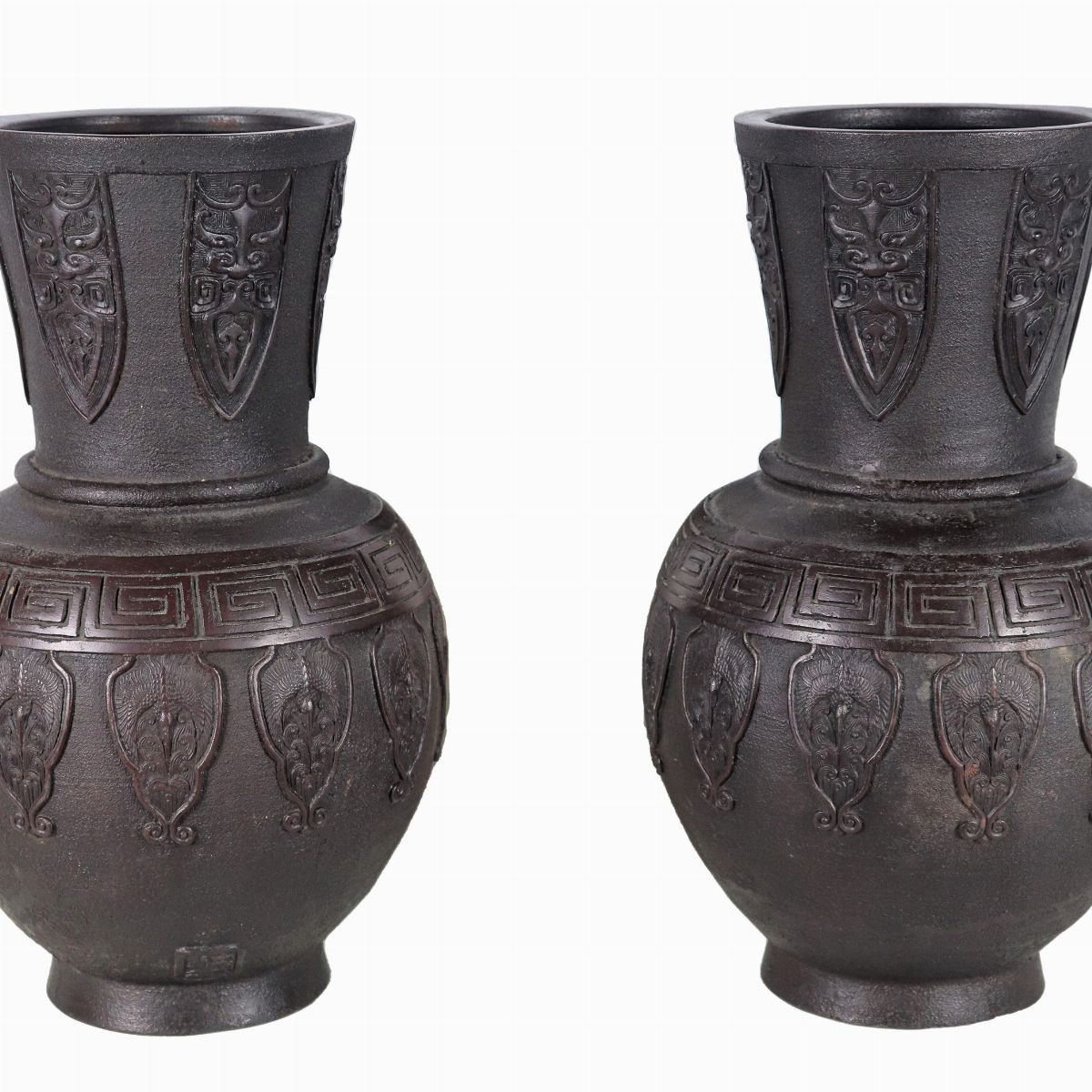 Coppia di vasi cinesi in terracotta patinata nera, con decorazioni a rilievo a motivi orientali