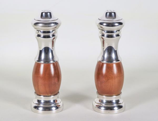Pair of salt and pepper shakers in 925 sterling silver with wooden barrels