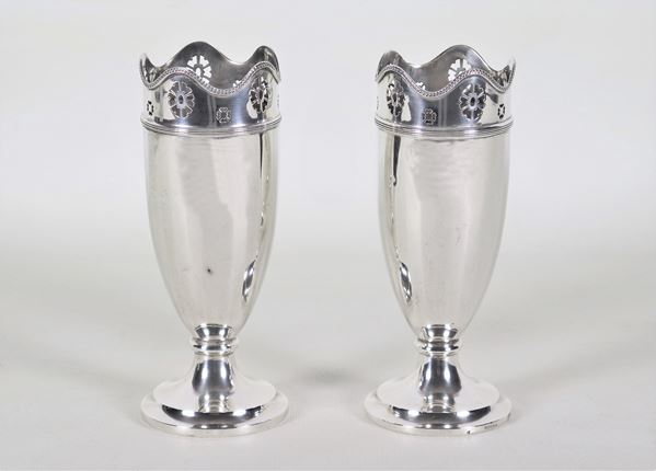 Coppia di piccoli vasi Liberty in argento, con bordi centinati e traforati, gr. 330 circa