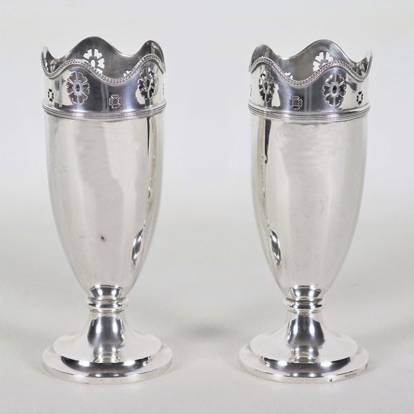 Coppia di piccoli vasi Liberty in argento, con bordi centinati e traforati, gr. 330 circa
