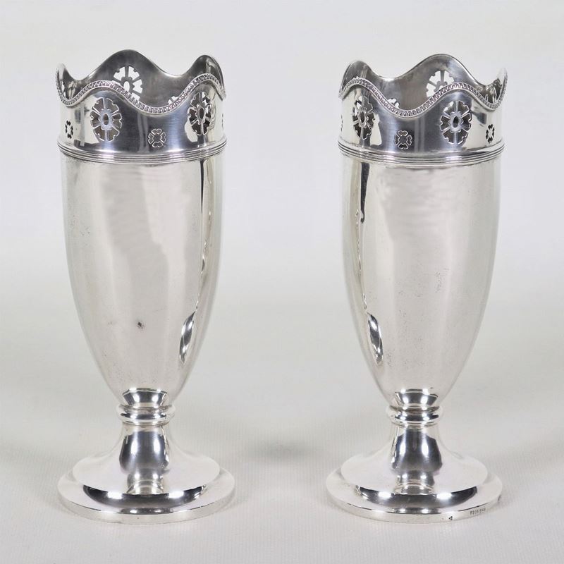 Coppia di piccoli vasi Liberty in argento, con bordi centinati e traforati, gr. 330 circa
