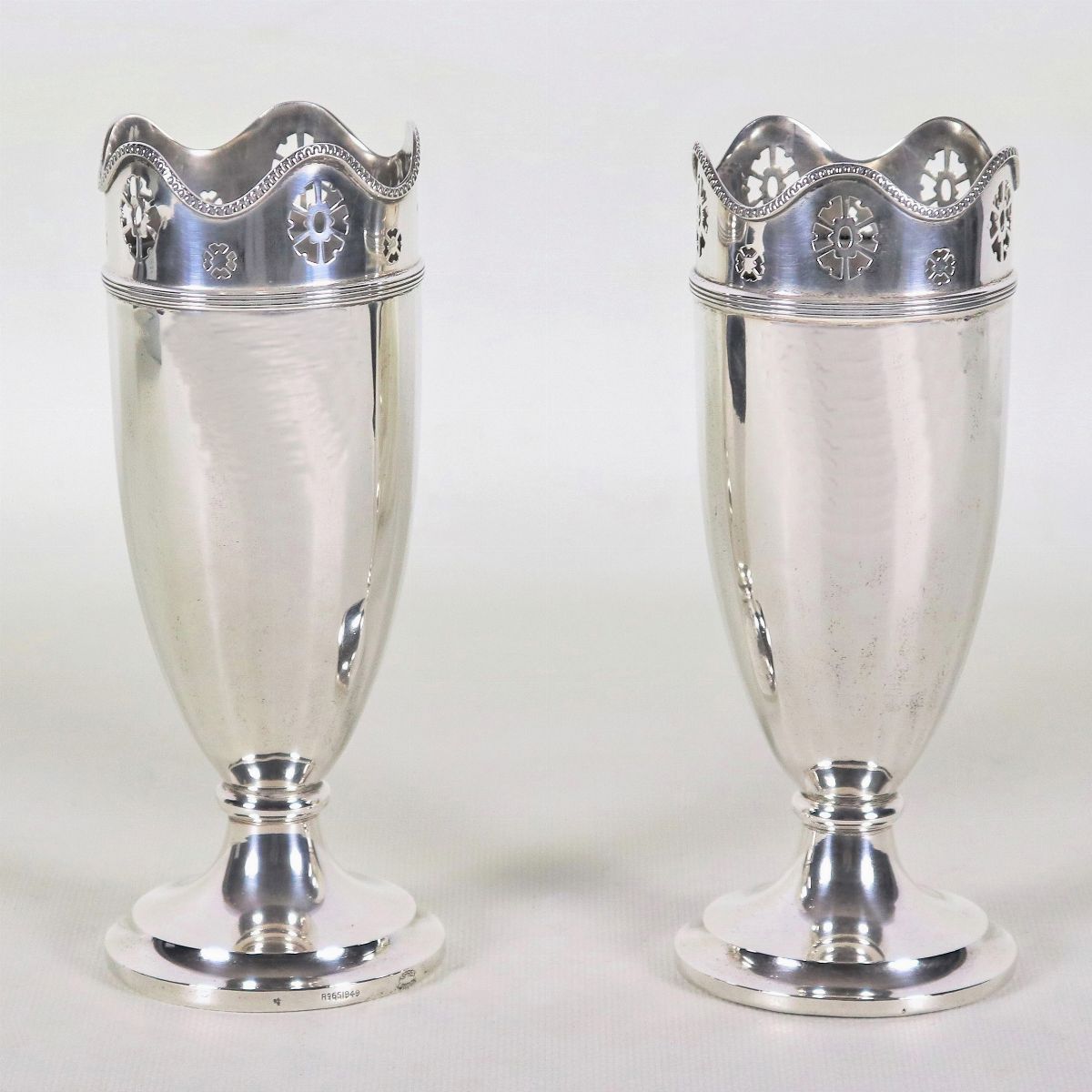Coppia di piccoli vasi Liberty in argento, con bordi centinati e traforati, gr. 330 circa
