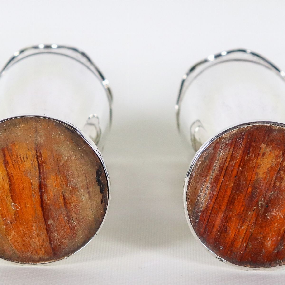 Coppia di piccoli vasi Liberty in argento, con bordi centinati e traforati, gr. 330 circa