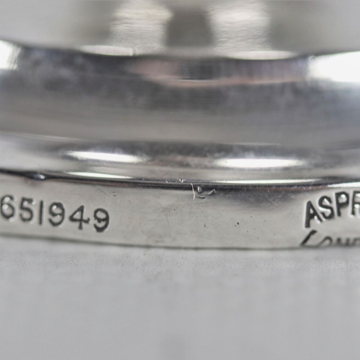 Coppia di piccoli vasi Liberty in argento, con bordi centinati e traforati, gr. 330 circa