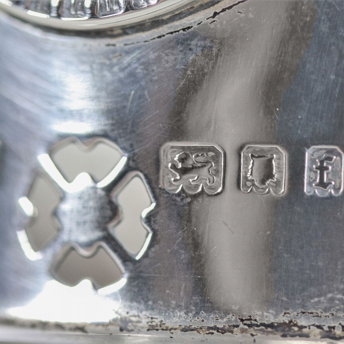 Coppia di piccoli vasi Liberty in argento, con bordi centinati e traforati, gr. 330 circa