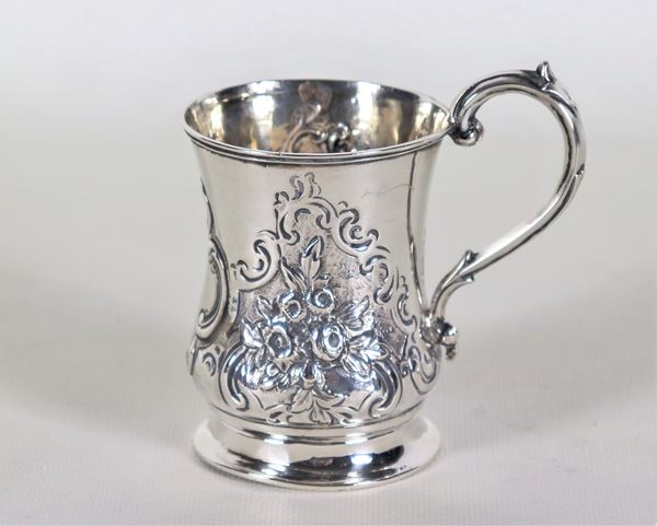 Small mug from the Queen Victoria period, in chiselled and embossed silver with floral scroll motifs, gr. 110