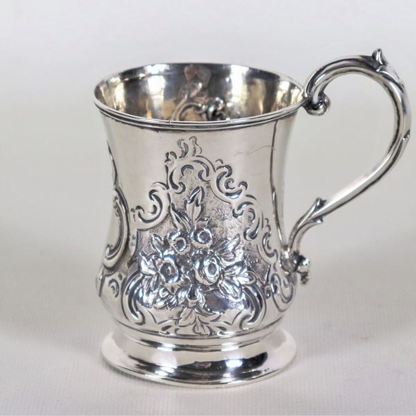 Piccolo boccale Epoca Regina Vittoria, in argento cesellato e sbalzato a motivi di volute floreali, gr. 110