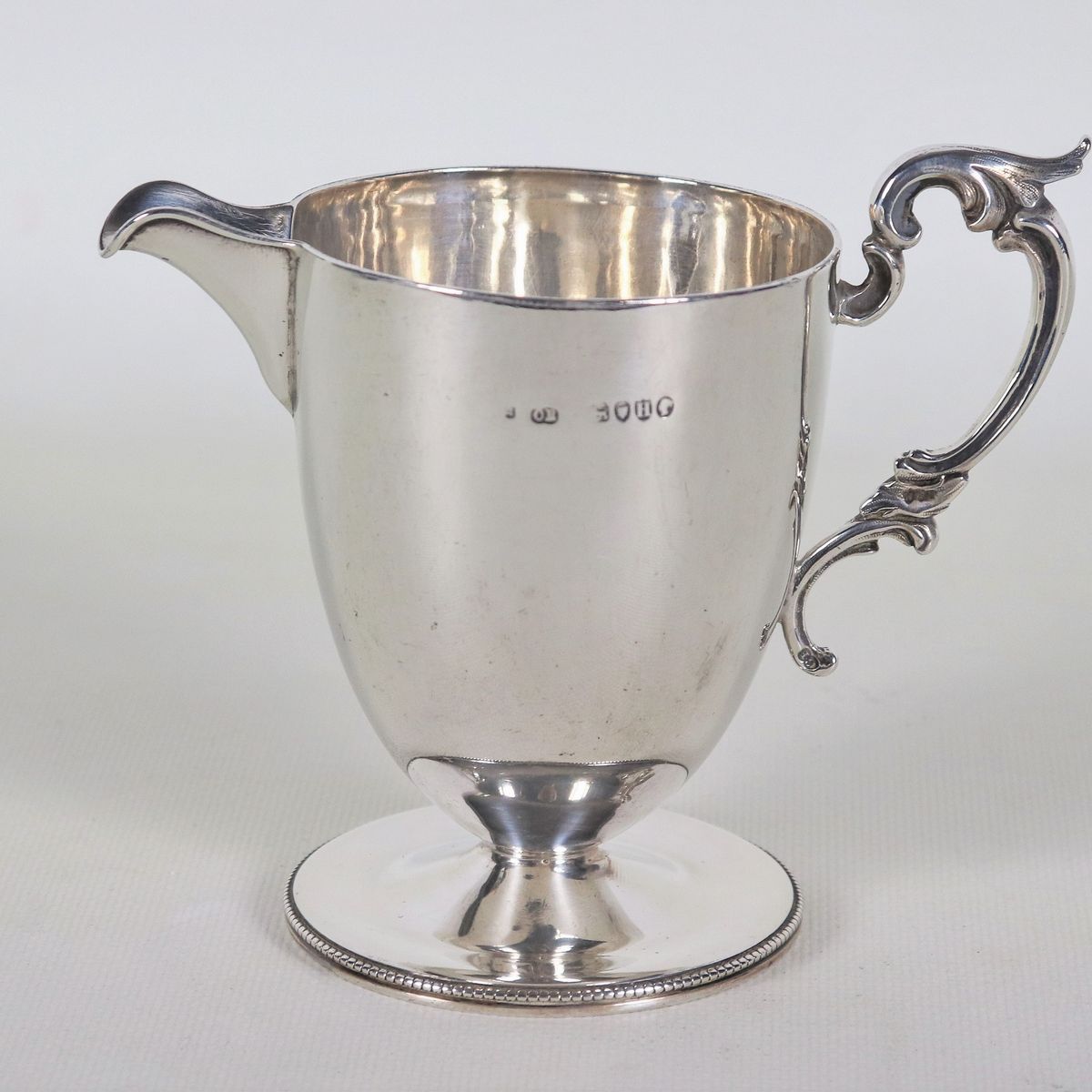 Lattiera Epoca Regina Vittoria in argento cesellato e sbalzato, gr. 220