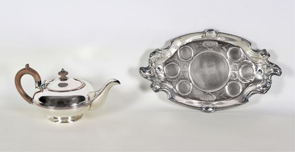 Antique lot in silver-plated metal of a teapot and an oval ribbed tray