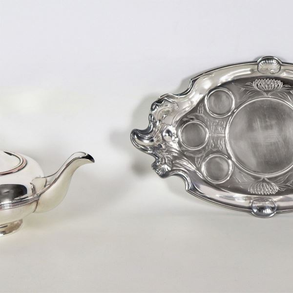 Antique lot in silver-plated metal of a teapot and an oval ribbed tray