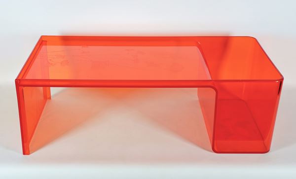 "Usame" tavolino portariviste Kartell disegnato da Patricia Urquiola, in plexiglass arancio con decorazioni floreali 