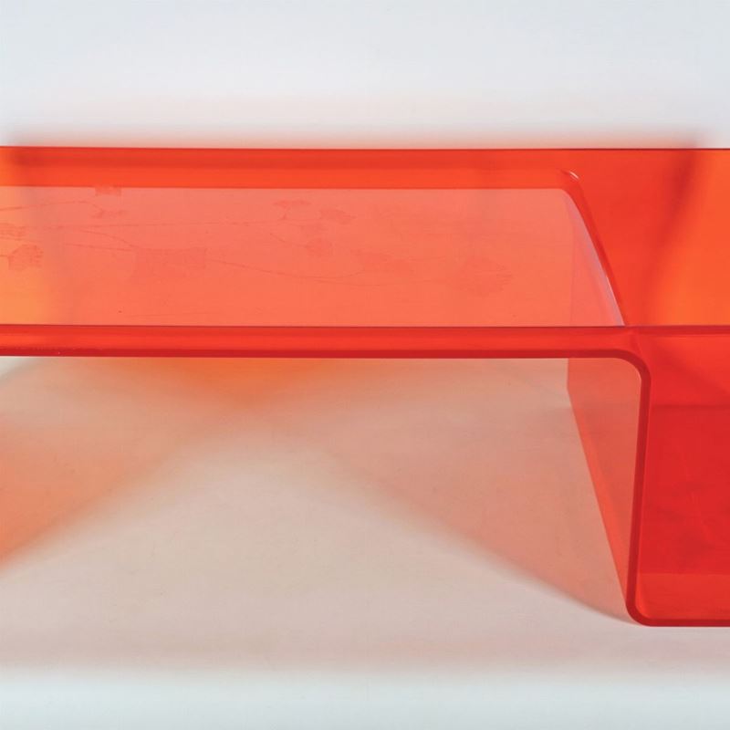 "Usame" tavolino portariviste Kartell disegnato da Patricia Urquiola, in plexiglass arancio con d...