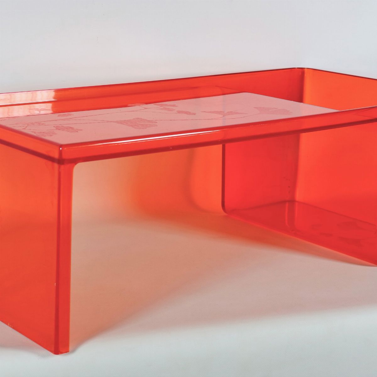 "Usame" tavolino portariviste Kartell disegnato da Patricia Urquiola, in plexiglass arancio con d...