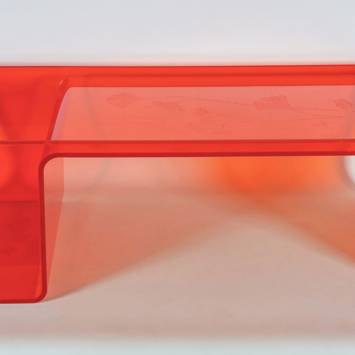 "Usame" tavolino portariviste Kartell disegnato da Patricia Urquiola, in plexiglass arancio con d...