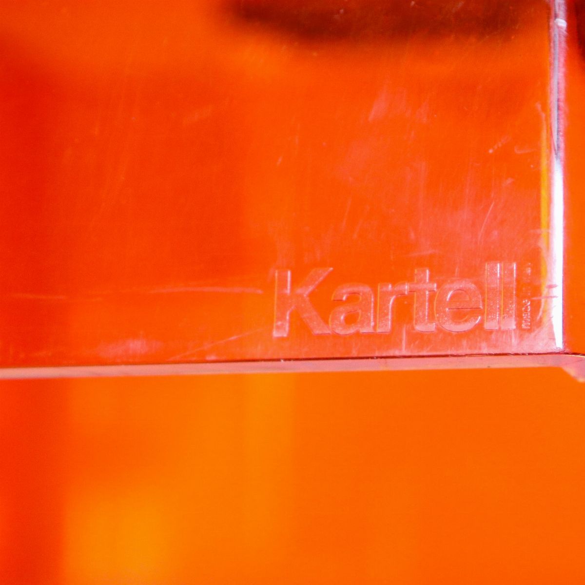 "Usame" tavolino portariviste Kartell disegnato da Patricia Urquiola, in plexiglass arancio con d...