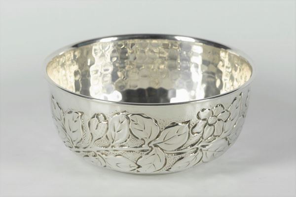 Bowl in hammered silver