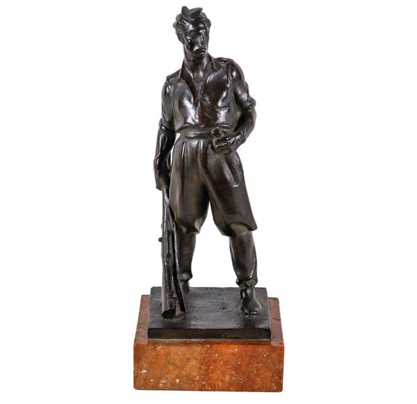 Umberto Feltrin - Signed and dated 1932. "Soldier of the Fascist Militia", bronze sculpture supported by a quadrangular marble base