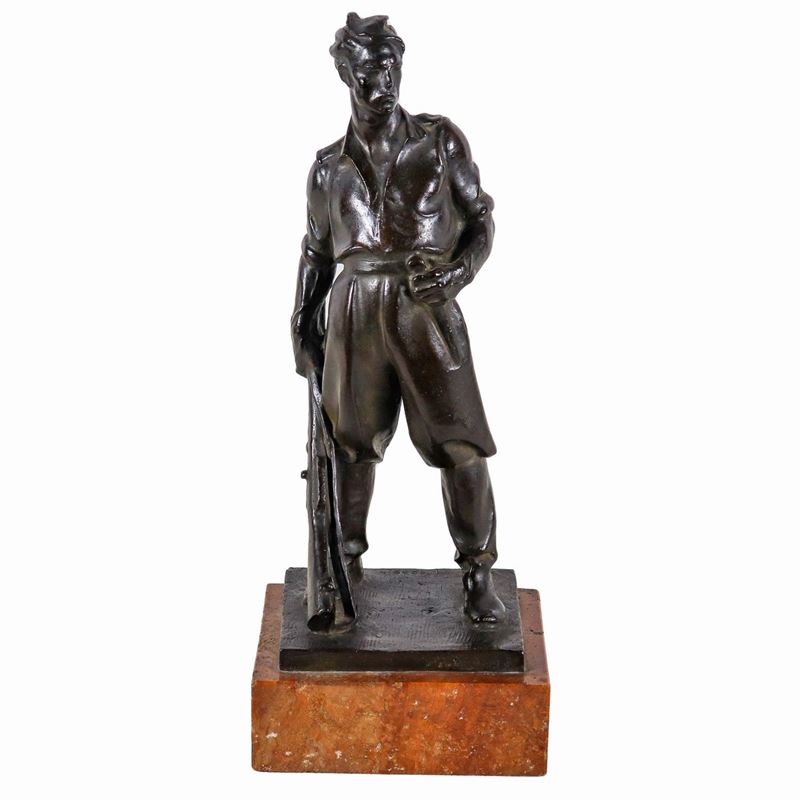 Firmata e datata 1932. "Soldato della Milizia Fascista", scultura in bronzo sorretta da base quad...