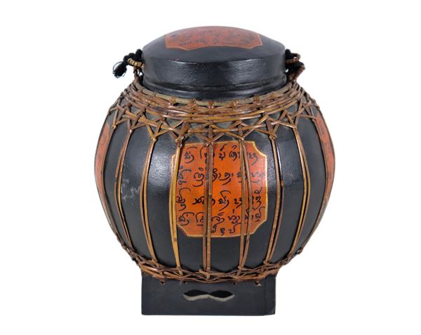Oriental food container in black lacquered papier-mâché, decorated with squares with inscriptions and bamboo trimmings