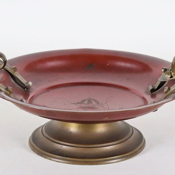Trofeo ippico a forma di coppa in metallo laccato rosso e manici a ferro di cavallo, lieve mancanza a un manico.