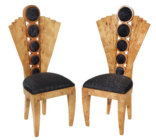 Coppia di sedie Decò in radica di betulla, schienali a ventaglio con al centro elementi circolari in tessuto nero come le sedute, gambe lievemente ricurve 
