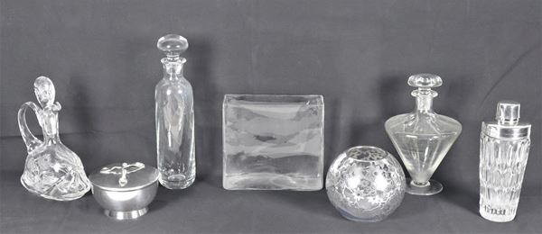 Lotto in cristallo, metallo e vetro di una scatola tonda di gusto Decò, un vasetto Liberty tondo, tre bottiglie, uno shaker e un portafiori rettangolare (7 pz)