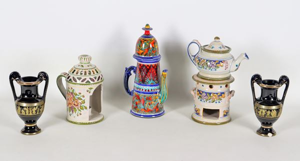 Lotto in ceramica smaltata a varie policromie di una caffettiera, una teiera con scaldino, una bugia e una coppia di anforette (5 pz)