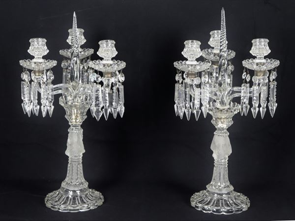 Coppia di candelabri francesi in cristallo lavorato e inciso, 3 fiamme ciascuno. Qualche lieve mancanza nei pendagli