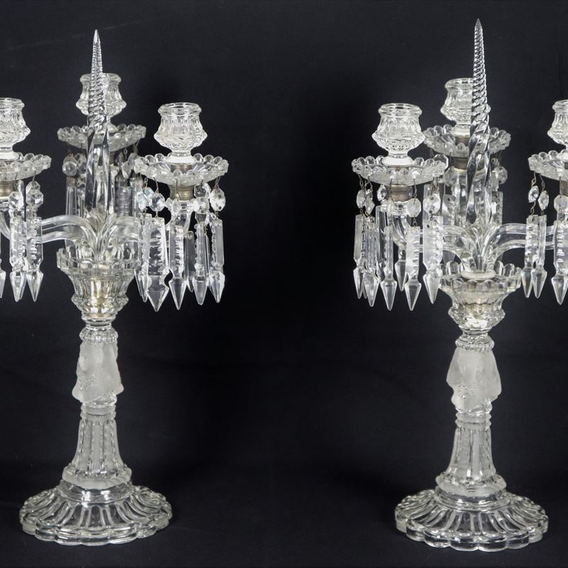 Coppia di candelabri francesi in cristallo lavorato e inciso, 3 fiamme ciascuno. Qualche lieve ma...