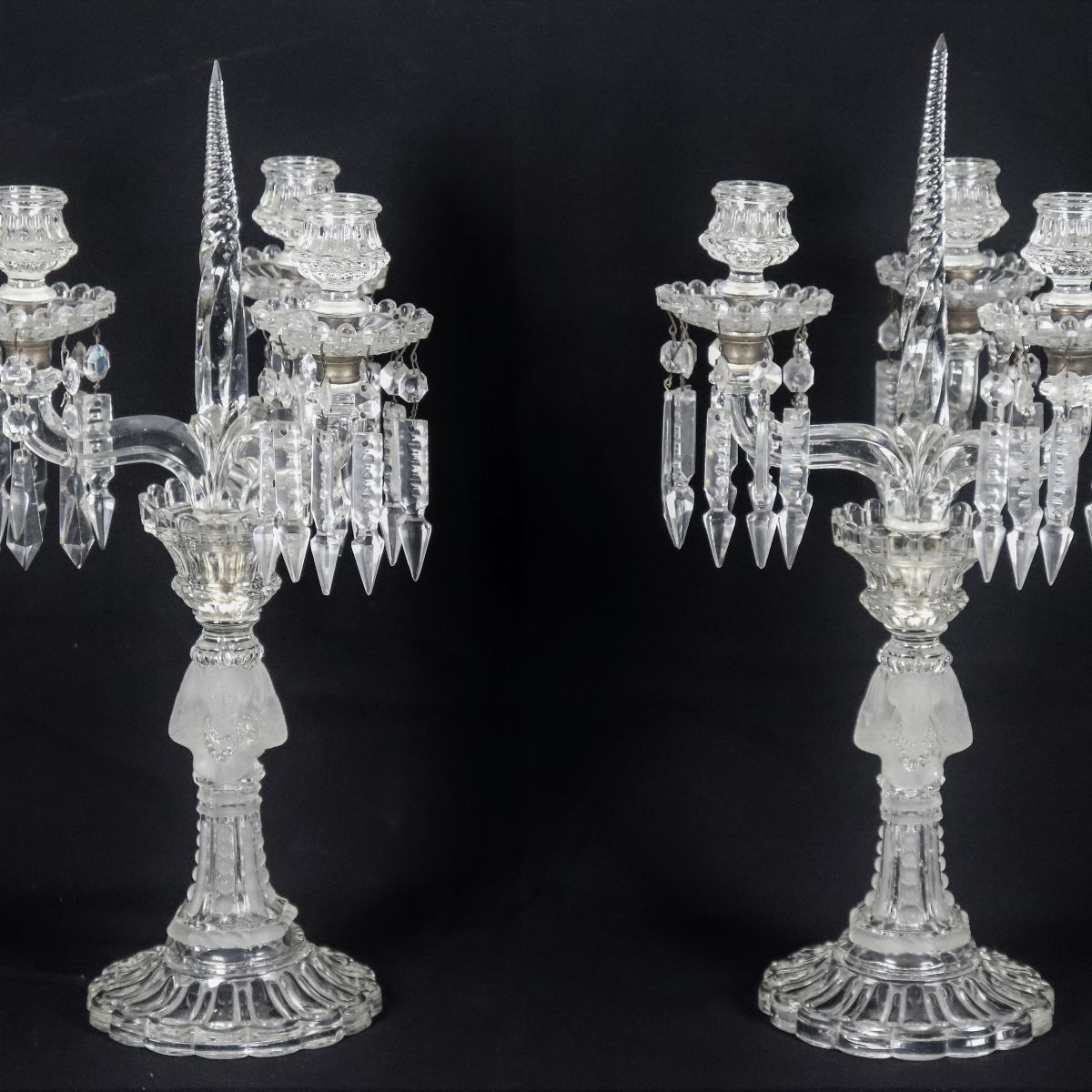 Coppia di candelabri francesi in cristallo lavorato e inciso, 3 fiamme ciascuno. Qualche lieve ma...