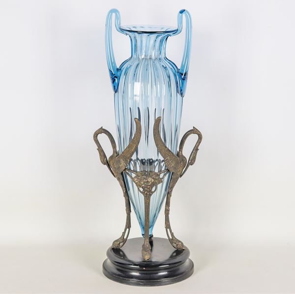 Large French Liberty amphora vase in blown glass, with bronze swan sculptures resting on a round ebonized wooden base