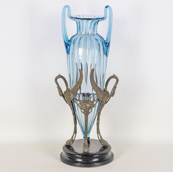 Grande vaso francese Liberty ad anfora in vetro soffiato, con sculture di cigni in bronzo poggianti su base tonda in legno ebanizzato
