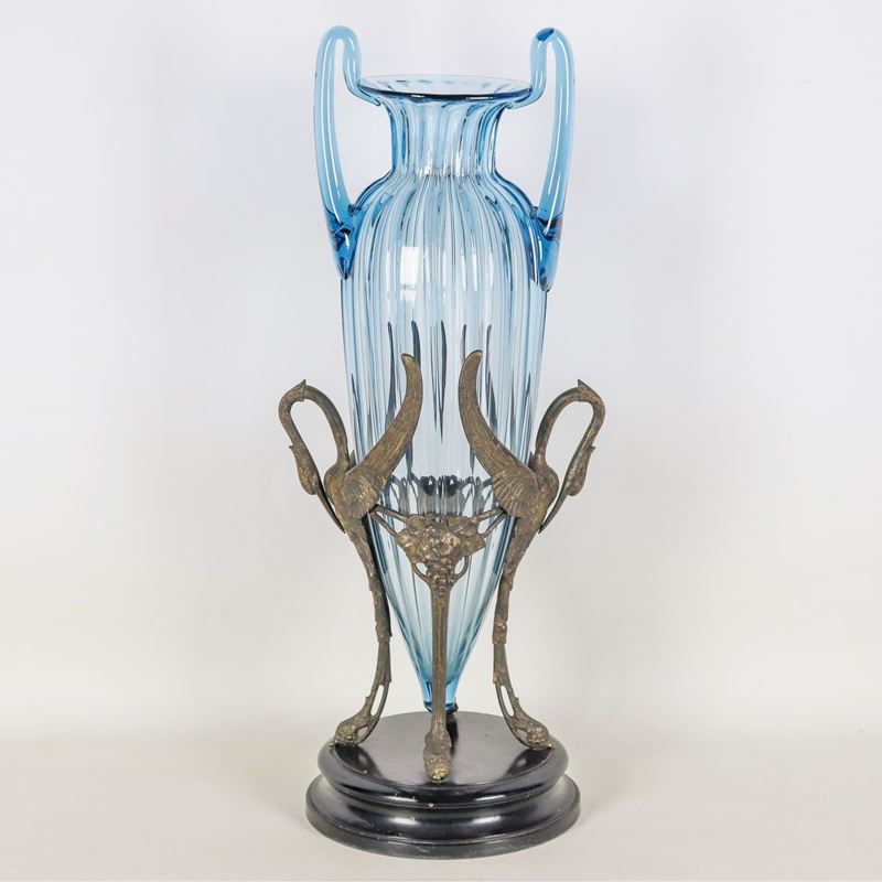 Grande vaso francese Liberty ad anfora in vetro soffiato, con sculture di cigni in bronzo poggian...