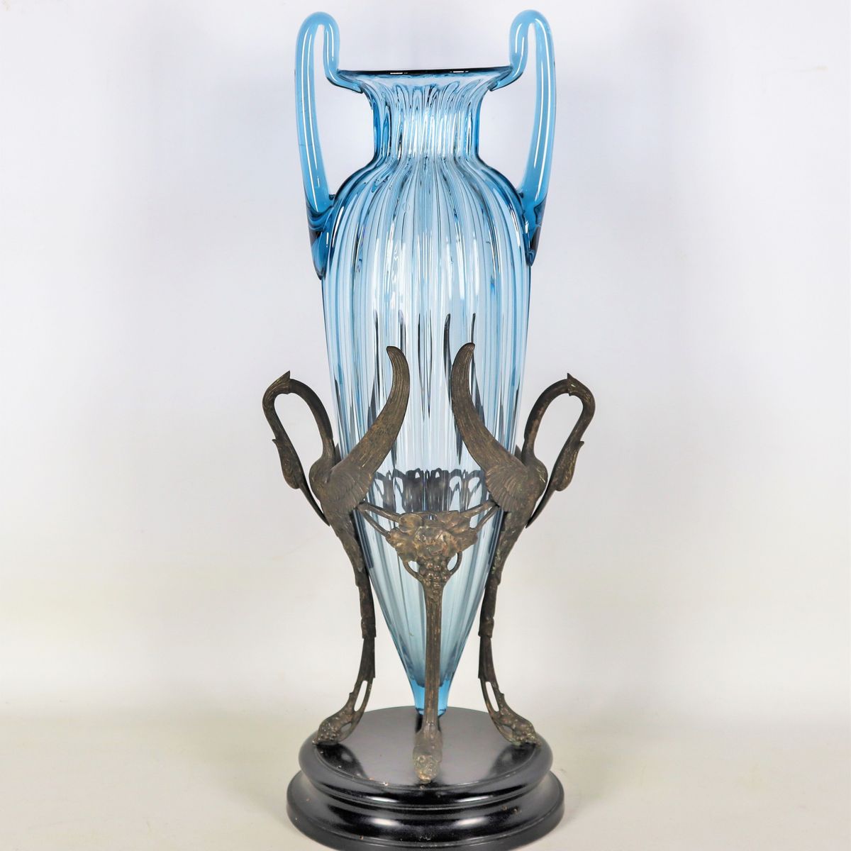 Grande vaso francese Liberty ad anfora in vetro soffiato, con sculture di cigni in bronzo poggian...