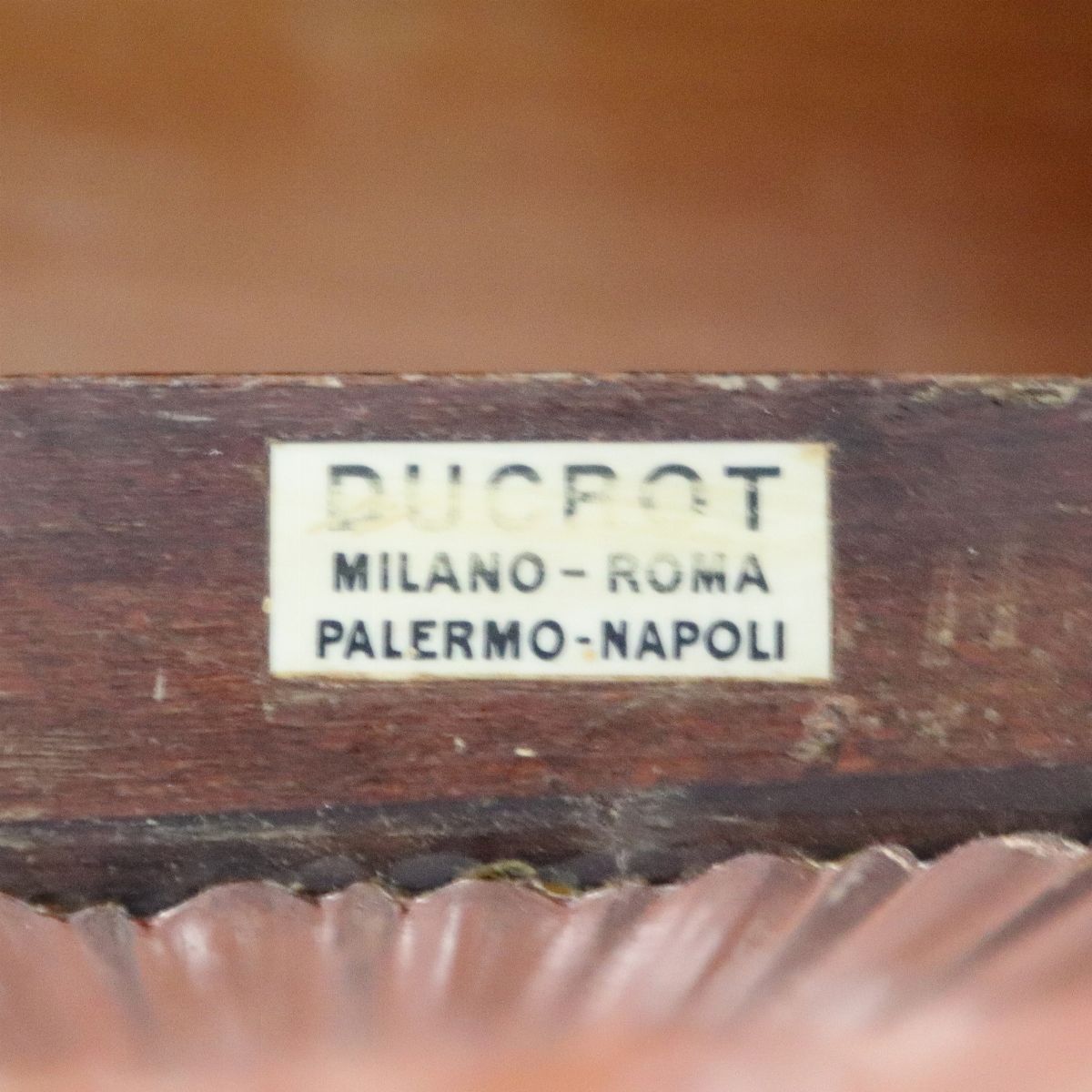Toletta siciliana Decò a fagiolo, firmata dall'ebanista palermitano Ducrot, con la parte centrale...